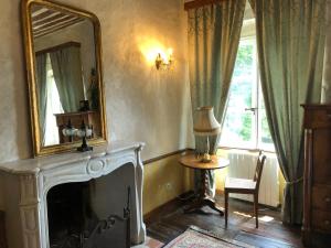 Maisons d'hotes Domaine du Tres-Haut - Chateau de Montanges : Chambre Triple - Vue sur Jardin