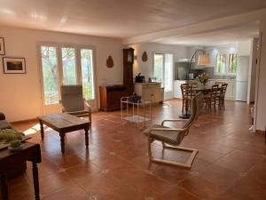 Appartements Spacieux rez de jardin de villa avec terrain et piscine : photos des chambres