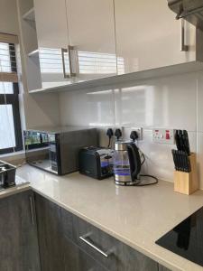 Urban Awe Apartment: Sarona City