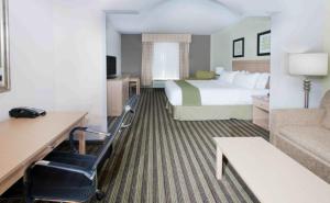 Holiday Inn Express Hotel & Suites Alvarado by IHG