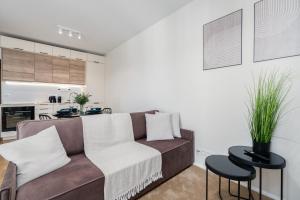 Modern&Cozy Garbary Apartment with Parking and Balcony by Noclegi Renters