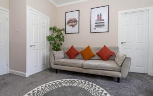 4 Bedrooms Homely House - Sleeps 6 Comfortably with 6 Double Beds,Glasgow, Free Street Parking, Business Travellers, Contractors, & Holiday-Goers, NearMajor Transport Links in Glasgow & City Centre, Perfect for Common Wealth Games 2026