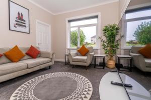 4 Bedrooms Homely House - Sleeps 6 Comfortably with 6 Double Beds,Glasgow, Free Street Parking, Business Travellers, Contractors, & Holiday-Goers, NearMajor Transport Links in Glasgow & City Centre, Perfect for Common Wealth Games 2026