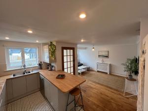 1min walk to Beach- Happy Waves- Family Home