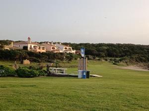 Porto Cervo località Cala del Faro. Affitto bilocale con portico e giardino.