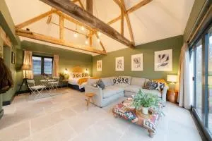 Spinney - a unique open plan barn, with private garden - Ab Lench