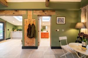 Spinney - a unique open plan barn, with private garden