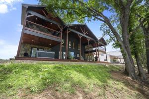 Summer Break, Modern Riverfront, Starlink, Hot Tub