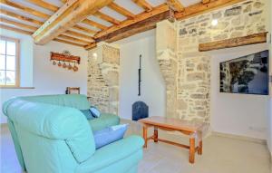 Maisons de vacances Awesome Home In Fierville-les-mines With Wifi And 4 Bedrooms : photos des chambres