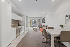 Belle Escapes - Glenelg Shores Apartment
