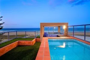 Beachfront Escape (Ocean Views) - Голд-Кост