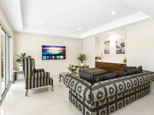 Luxury Hilltop Brand-New 5BD Holiday Home