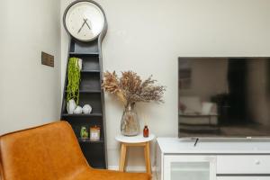 Spacious newly redecorated 5BD Family Home