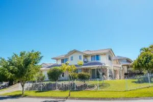 Spacious newly redecorated 5BD Family Home - Rochedale