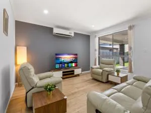 Spacious Newly Furnished 4BD Family Retreat - Bellbird Park