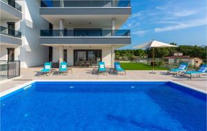 Nice Apartment In Malinska With Jacuzzi