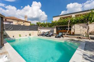 House with pool Poli Stare nuoni