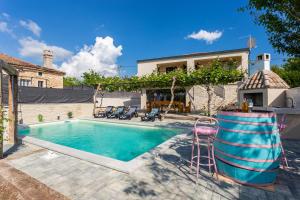 House with pool Poli Stare nuoni