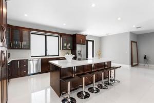 Granada Modern Luxury in Massive Mansion with Heated Pool