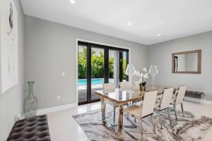 Granada Modern Luxury in Massive Mansion with Heated Pool