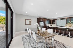 Granada Modern Luxury in Massive Mansion with Heated Pool