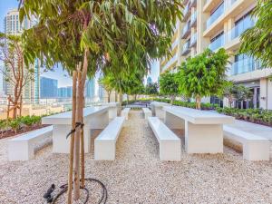 The Downtown Dreamer: A Trendy 1BR near Dubai Mall