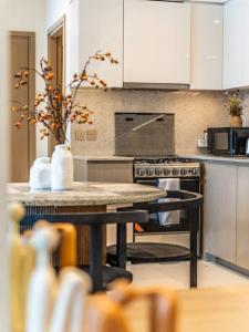 The Downtown Dreamer: A Trendy 1BR near Dubai Mall