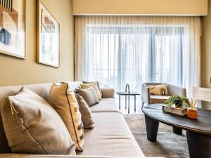 The Downtown Dreamer: A Trendy 1BR near Dubai Mall