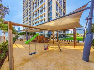 The Downtown Dreamer: A Trendy 1BR near Dubai Mall