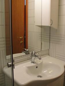 One-Bedroom Apartment with Balcony and Sea View - Br.3 room in Apartments Pirovcanka