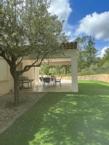 Villas Superbe Villa Seillans LA GRANDE BASTIDE avec piscine, jardin, climatisation et salle de sport : photos des chambres