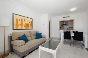 Apartment in the heart of Puerto Banús, with private parking space and communal pool, paddle tennis court and gym