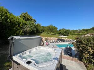 La Villa en Loire, avec Jacuzzi 6 places, Piscine chauffée, boulodrome, salle de jeu, 6 Chambres, vue Loire, 350M2
