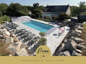 La Villa en Loire, avec Jacuzzi 6 places, Piscine chauffée, boulodrome, salle de jeu, 6 Chambres, vue Loire, 350M2