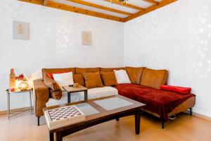 Digital Nomad Station - Bedroom with Desk and more