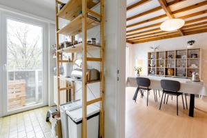 Digital Nomad Station - Bedroom with Desk and more