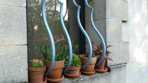 studio charmant et calme villeneuve les avignon entrée et cour indépendantes climatisation piscine parking