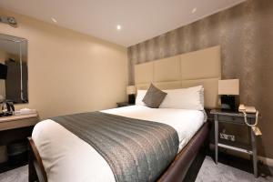 Double Room room in Duke Of Leinster Hotel