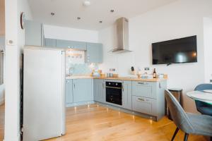 Lofty, elevated luxury apartment at Tenby Harbour