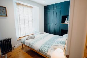 Lofty, elevated luxury apartment at Tenby Harbour