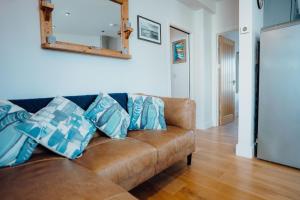 Lofty, elevated luxury apartment at Tenby Harbour
