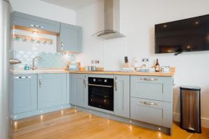 Lofty, elevated luxury apartment at Tenby Harbour