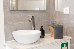 Host Wise - Amadeo Apartments