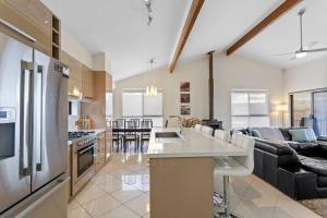 Valley View Home - Barrel Sauna, Woodfired Pizza Oven, Firepit, Kids Playset