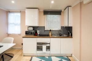 Superb Chelsea rare find with patio 2 min from tube