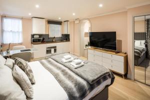 Superb Chelsea rare find with patio 2 min from tube