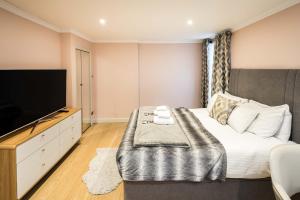 Superb Chelsea rare find with patio 2 min from tube