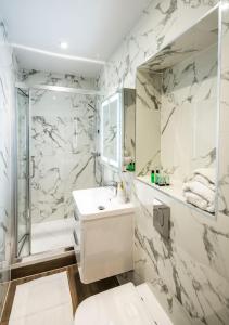 Superb Chelsea rare find with patio 2 min from tube