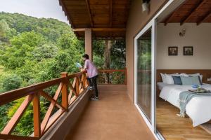 SaffronStays Plaksha - 2BR pet-friendly homestay with Himalayan views, verandah dining & bonfire near Chauli ki Jali