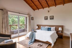 SaffronStays Plaksha - 2BR pet-friendly homestay with Himalayan views, verandah dining & bonfire near Chauli ki Jali
